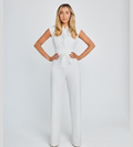 Blonde vrouw met witte jumpsuit